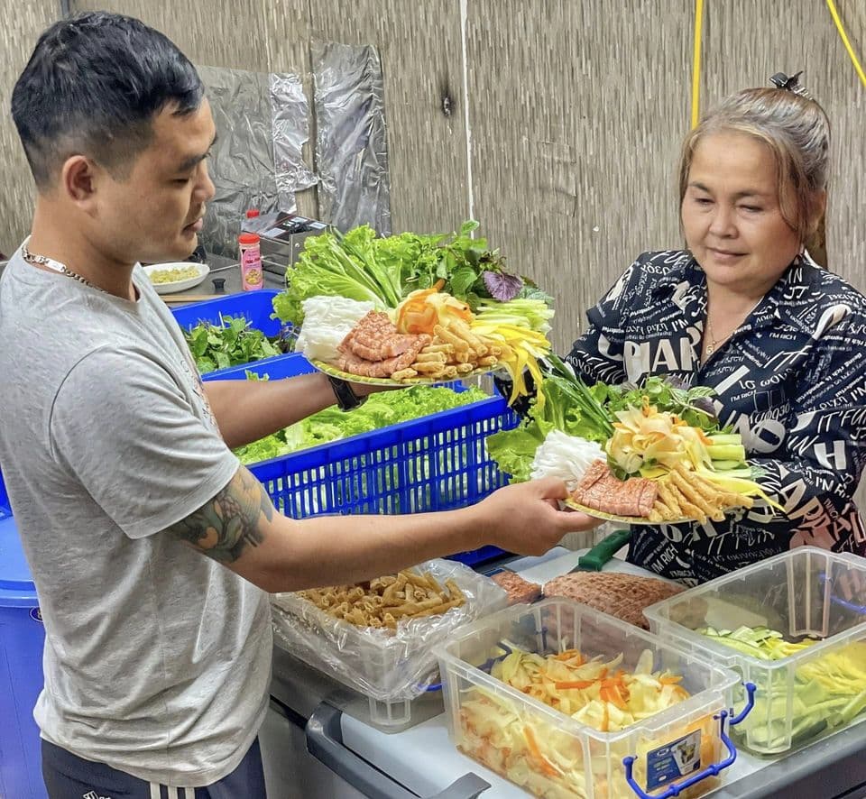 Nem Nướng Nha Trang Cô Lê - Quán ăn ngon Chùa Láng lừng danh 