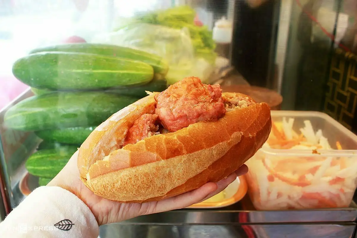 Bánh mì xíu mại Hoàng Long - Quán ăn ngon ở Quận 10 lừng danh 