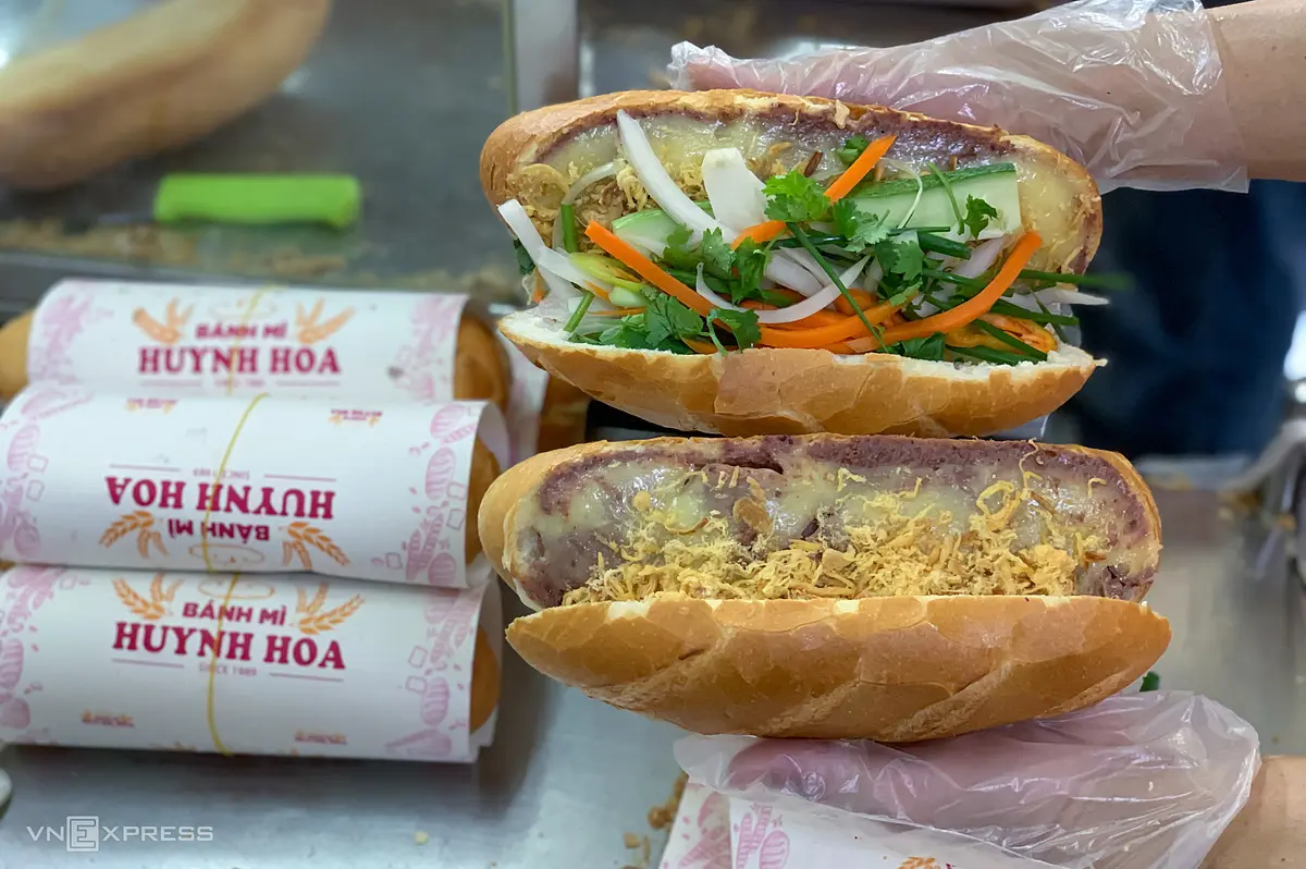 Bánh Mì Huỳnh Hoa - Quán ăn ngon quận 2 lừng danh 