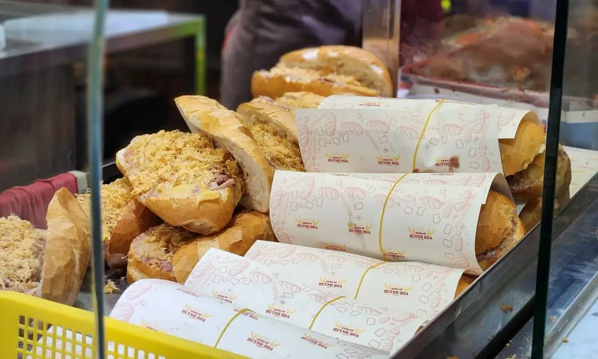 Bánh Mì Heo Quay Lệ Hồng - Quán ăn ngon Hóc Môn bổ, rẻ 